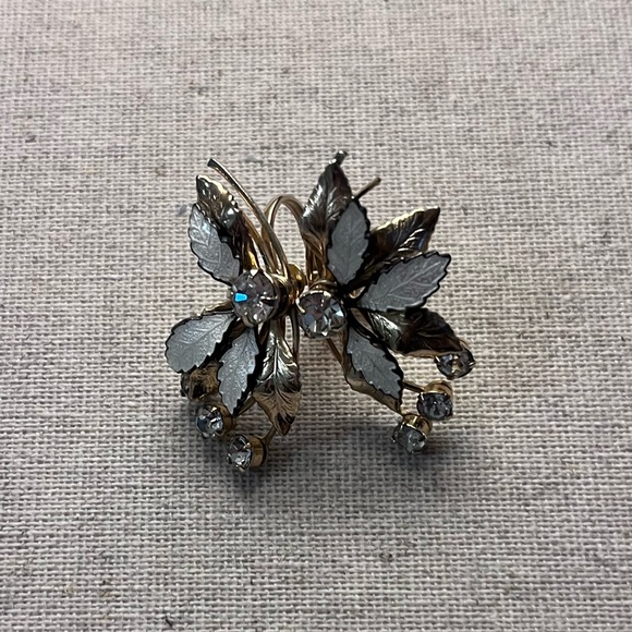 ✨ Vintage White Guilloche and Gold Tone Leaves Screw Back Earrings - Picture 2 of 5